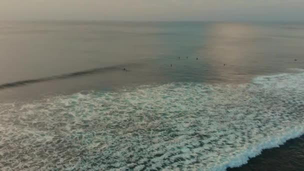Letecká zpomaleně snímek surfování místo na tropickém ostrově při západu slunce — Stock video