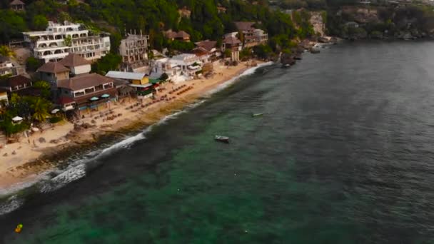 Captura aérea en cámara lenta de un lugar de surf en una isla tropical al atardecer — Vídeo de stock