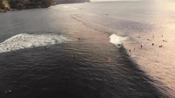 日落时热带岛屿上冲浪点的空中慢动作拍摄 — 图库视频影像
