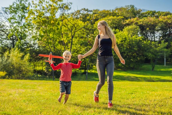 Anne Oğlu Ile Birlikte Büyük Oyuncak Uçak Park Oyun — Stok fotoğraf