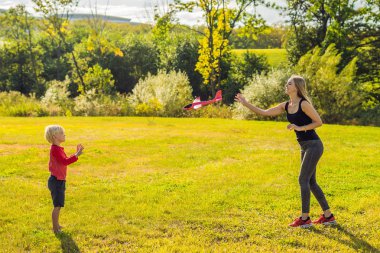 Anne ve oğlu ile birlikte büyük oyuncak uçak park oyun