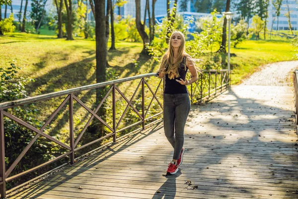 Jeune Femme Posant Sur Pont Bois Dans Parc — Photo