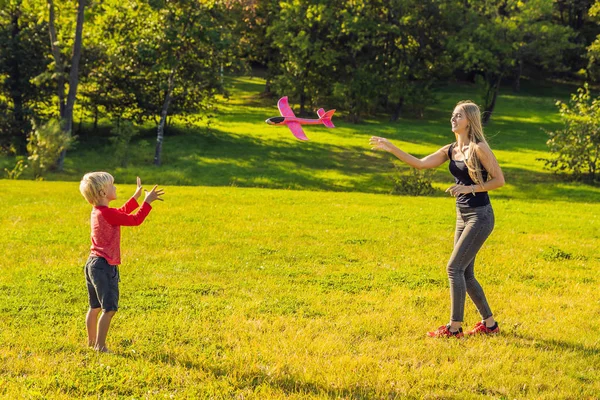Мать Сын Играют Вместе Большой Игрушечный Самолет Парке — стоковое фото