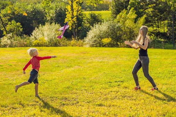 Мать Сын Играют Вместе Большой Игрушечный Самолет Парке — стоковое фото