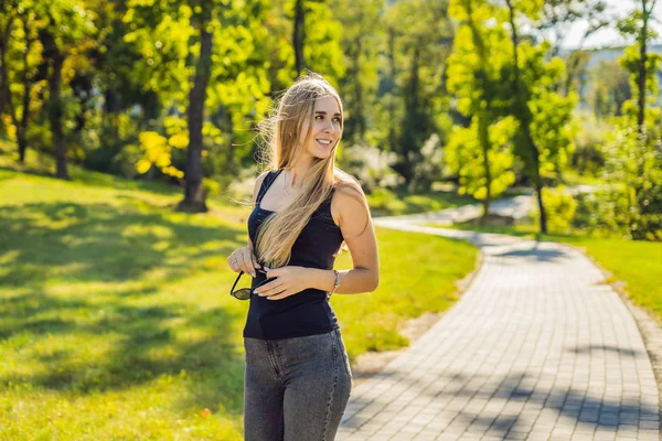 Giovane Bella Donna Con Gli Occhiali Posa Nel Parco Durante — Foto Stock