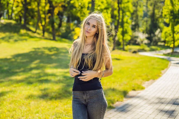 Junge Schöne Frau Mit Brille Posiert Tagsüber Park — Stockfoto