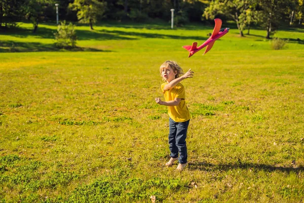 Gelukkige Jongen Spelen Met Speelgoed Vliegtuig Park — Stockfoto