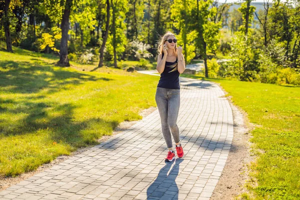 Jeune Belle Femme Avec Des Lunettes Marchant Dans Parc Pendant — Photo