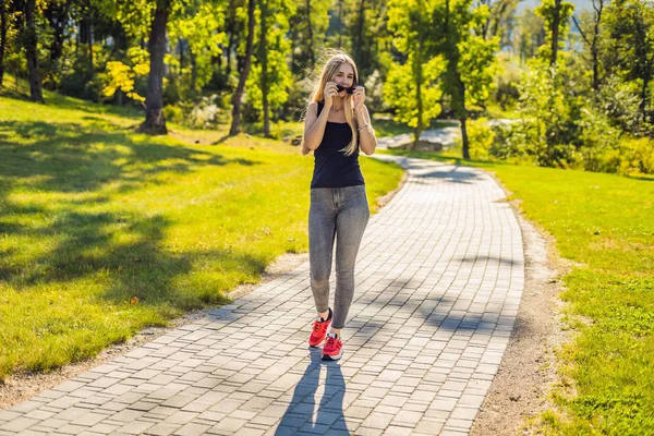 Giovane Bella Donna Con Gli Occhiali Che Cammina Nel Parco — Foto Stock