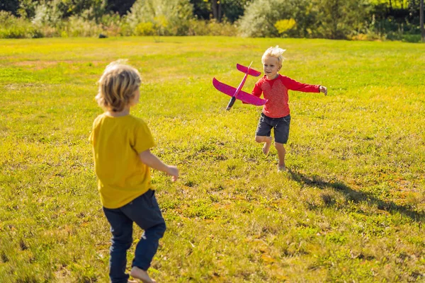 Два Счастливых Мальчика Играют Игрушечным Самолетом Парке — стоковое фото