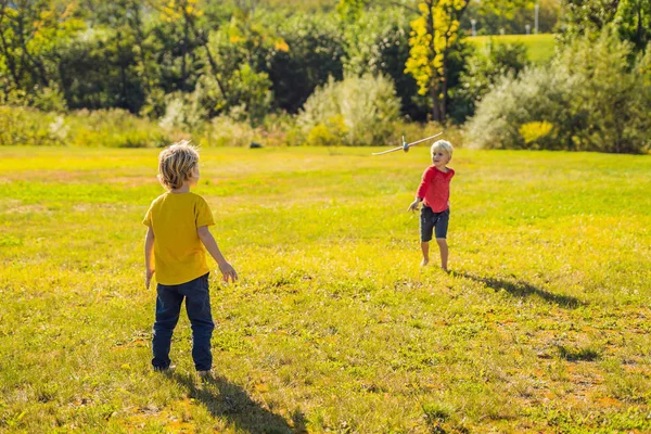 Twee Gelukkige Jongens Spelen Met Speelgoed Vliegtuig Park — Stockfoto