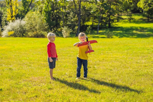 Два Счастливых Мальчика Играют Игрушечным Самолетом Парке — стоковое фото