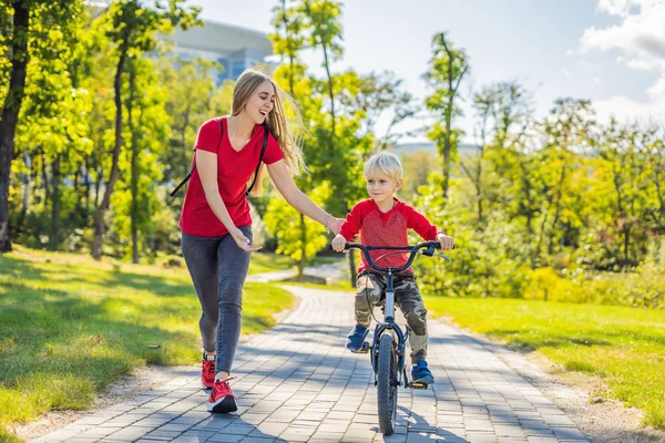 Молода Мати Навчає Сина Їздити Велосипеді Парку — стокове фото