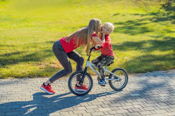 Parkta Bisiklete Binmeyi Genç Anne Öğretim Oğlu — Stok fotoğraf