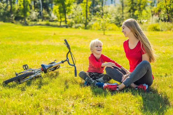 Anne Oğlu Çimenlerin Üzerinde Bisiklete Binmek Sonra Dinlenme — Stok fotoğraf