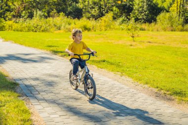 Mutlu çocuk parkı ve binicilik bisiklet eğleniyor güzel günde