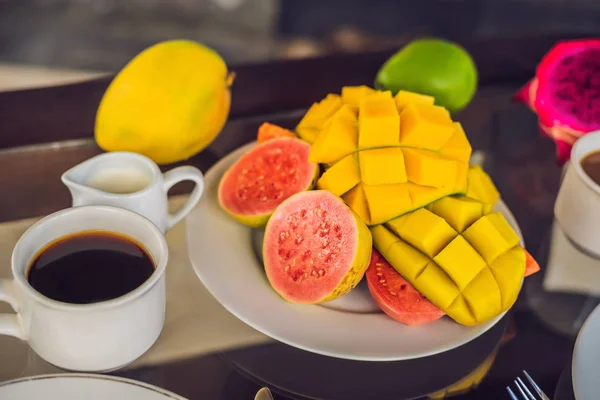 Heerlijk Ontbijt Met Tropisch Fruit Koffie — Stockfoto