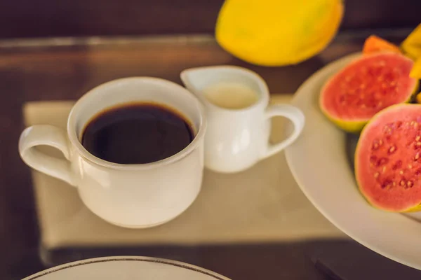 Tasse Kaffee Mit Milchglas Und Tropischen Früchten Auf Dem Tisch — Stockfoto