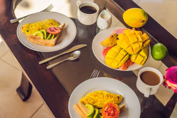 Leckeres Frühstück Mit Omelett Tropischen Früchten Und Kaffee — Stockfoto