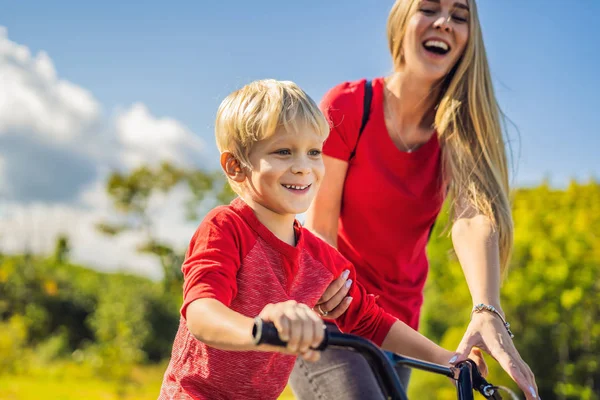 Parkta Bisiklete binmeyi genç anne öğretim oğlu