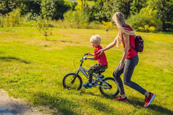 Νεαρή Μητέρα Διδασκαλία Γιο Βόλτα Ποδήλατο Στο Πάρκο — Φωτογραφία Αρχείου