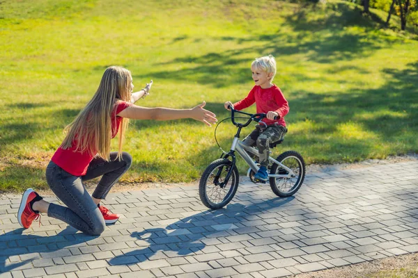 Молодая Мать Учит Сына Кататься Велосипеде Парке — стоковое фото