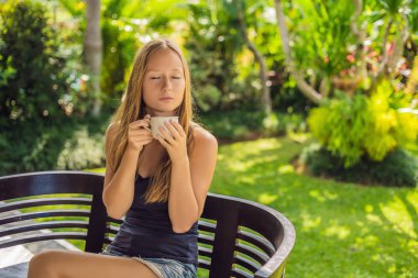 Güneşli gün terasta kahve içme kadın