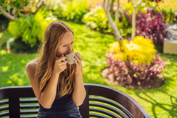 Mulher Bebendo Café Terraço Dia Ensolarado — Fotografia de Stock