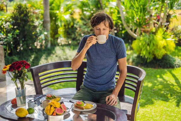 Młody Człowiek Pije Kawę Śniadanie Tarasie — Zdjęcie stockowe