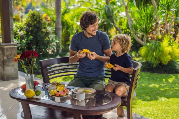 Padre Figlio Mangiare Frutta Prima Colazione Terrazza — Foto Stock