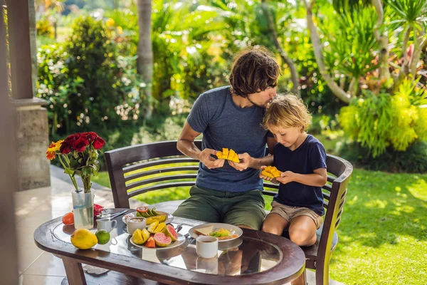 Padre Besar Hijo Durante Desayuno Mañana —  Fotos de Stock