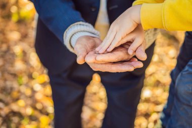 Çocuk el üst düzey adamın elini tutarak