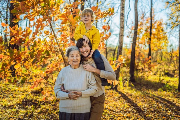 Rodina Tráví Čas Spolu Podzim Park — Stock fotografie