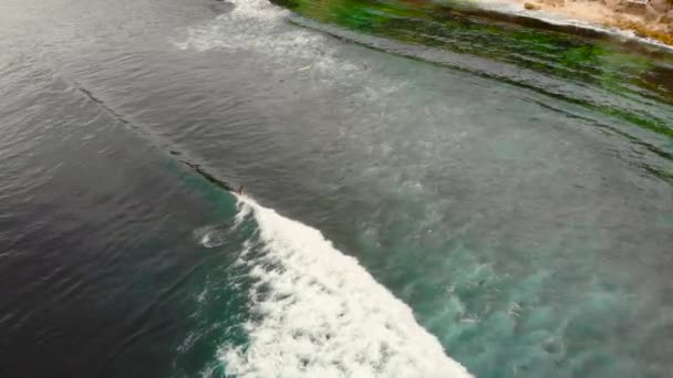 Аэросъемка места для серфинга на тропическом острове на закате — стоковое видео