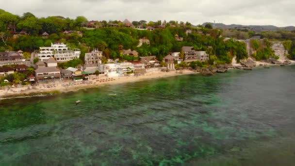 Luftaufnahme eines Bingin-Surfspots auf einer tropischen Insel bei Sonnenuntergang — Stockvideo