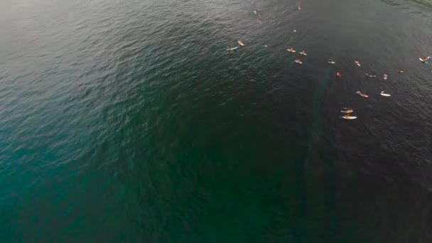日落时热带岛屿上冲浪点的空中拍摄 — 图库视频影像