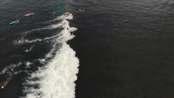 Foto udara dari tempat berselancar di sebuah pulau tropis saat matahari terbenam — Stok Video