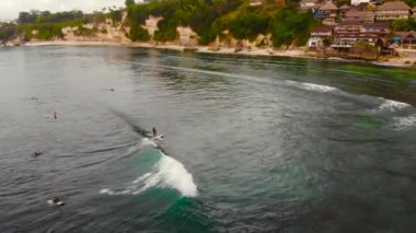 Bir sıcak nokta tropik bir adada gün batımında hava atış
