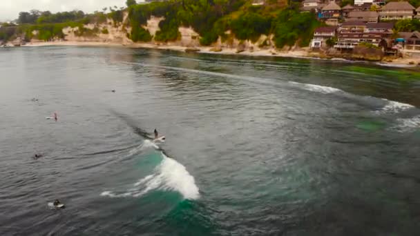 Foto aérea de un lugar de surf en una isla tropical al atardecer — Vídeo de stock