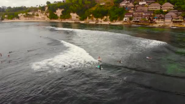 Foto aérea de un lugar de surf en una isla tropical al atardecer — Vídeo de stock