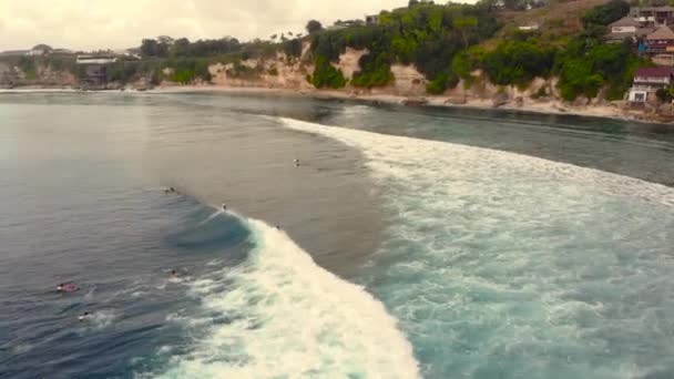 Foto aérea de un lugar de surf en una isla tropical al atardecer — Vídeo de stock