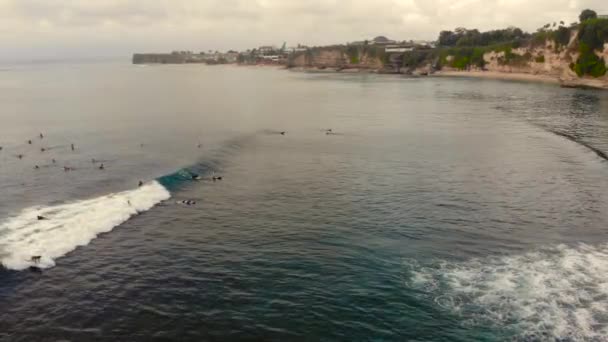 Аэросъемка места для серфинга на тропическом острове на закате — стоковое видео