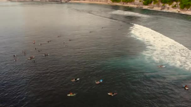 Luftaufnahme eines Surfspots auf einer tropischen Insel bei Sonnenuntergang — Stockvideo