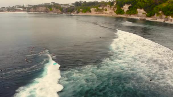Luftaufnahme eines Surfspots auf einer tropischen Insel bei Sonnenuntergang — Stockvideo