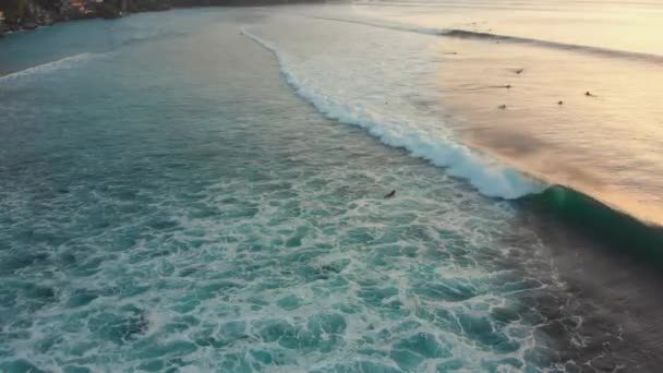 Luchtfoto van een plek surfen op een tropisch eiland bij zonsondergang — Stockvideo