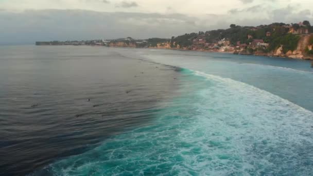 Foto aérea de un lugar de surf en una isla tropical al atardecer — Vídeo de stock