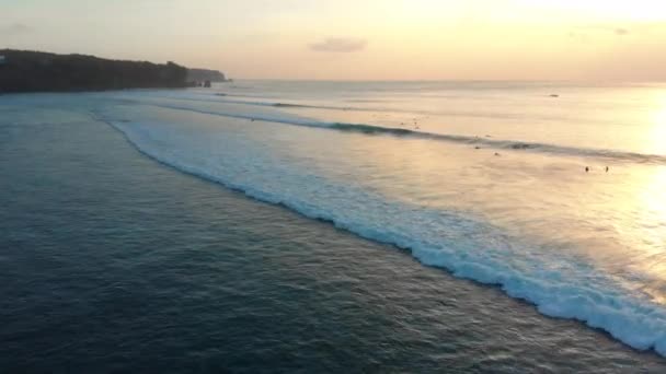 Foto aérea de un lugar de surf en una isla tropical al atardecer — Vídeos de Stock