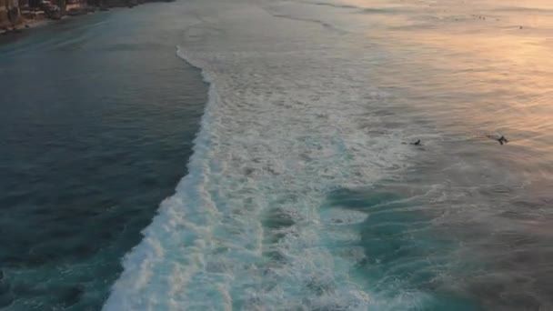 Foto aérea de un lugar de surf en una isla tropical al atardecer — Vídeos de Stock