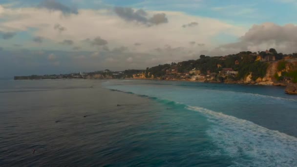 Foto aérea de un lugar de surf en una isla tropical al atardecer — Vídeo de stock