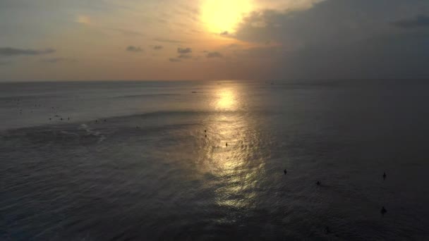 Légi felvétel a szörfözés helyszínen egy trópusi szigeten a naplemente — Stock videók